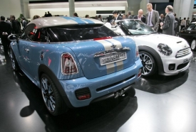 Fotografie kup&eacute; značka Mini zveřejnila před autosalonem, studi&iacute; roadsteru v&scaron;ak ve Frankfurtu překvapila.