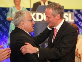 Gratulace vítězi. Březina v objetí s čerstvým předsedou Svobodou.