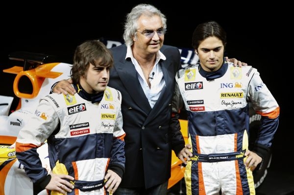 Boss Briatore (uprostřed) s Piquetem (vpravo) a Alonsem. 