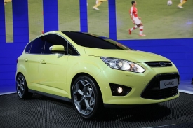 Ford C-Max nab&iacute;z&iacute; svezen&iacute; pěti lidem jako minul&aacute; generace.