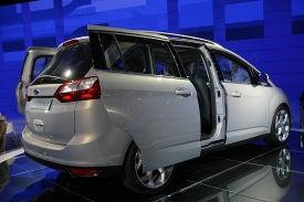Ford Grand C-Max se začne prod&aacute;vat ve druh&eacute; polovině př&iacute;&scaron;t&iacute;ho roku.