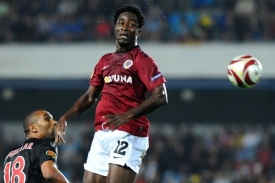Bony Wilfried v souboji s Orlandem Engelaarem z Einhovenu.