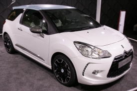 Citro&euml;n DS3 měl st&aacute;t o stup&iacute;nek v&yacute;&scaron; nad C3, je ale př&iacute;li&scaron; podobn&yacute;.