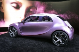 Citro&euml;n R&eacute;volte zastupuje hybridy značky ve Frankfurtu.