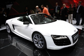 Audi R8 Spyder ve Frankfurtu přitahuje pozornost.