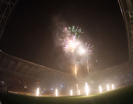 Oslav&aacute;m k otevřen&iacute; stadionu nechyběl ani ohňostroj.