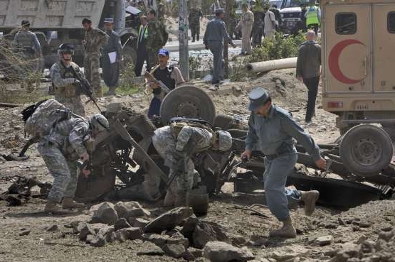 Poškozené vojenské vozy po útoku sebevražedného atentátníka. Poškozené vojenské vozy po útoku sebevražedného atentátníka.