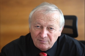 Ministr Janota se sejde se v&scaron;emi, kdo o to projev&iacute; z&aacute;jem.