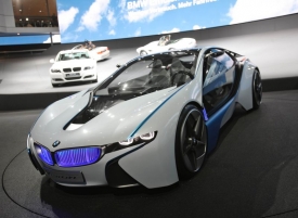 Koncept BMW Vision je plug-in hybridem. Přesto m&aacute; skoro 400 kon&iacute;.
