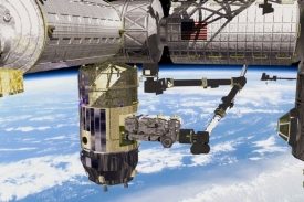 Loď astronauti na ISS zachytili pomoc&iacute; robotick&eacute;ho ramene.