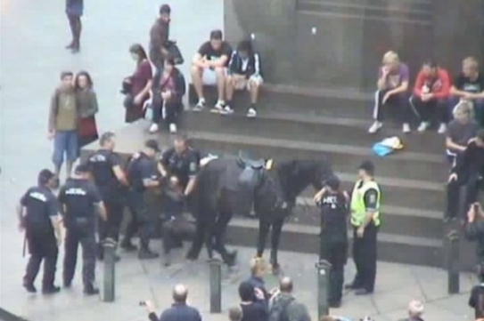 Je po z&aacute;kroku. Ženu z koně policist&eacute; sundali n&aacute;sil&iacute;m