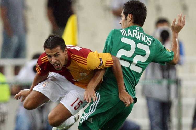 Útočník Galatasaraye Milan Baroš v utkání s Panathinaikosem. Útočník Galatasaraye Milan Baroš v utkání s Panathinaikosem.