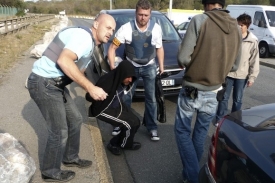 Pohraničn&iacute; policie zat&yacute;k&aacute; v Calais neleg&aacute;ln&iacute;ho imigranta.