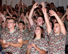 V&yacute;cvikov&yacute; kemp slovensk&eacute; arm&aacute;dy pro mladou krev. Ani zde zpěv nechyb&iacute;.