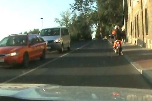 Policista natáčí pronásledování řidičů v Praze. 