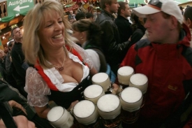 Pracovat na Oktoberfestu chce siln&eacute; svaly.