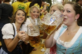 Poř&aacute;dně to do sebe klopit. Oktoberfest zač&iacute;n&aacute; (star&scaron;&iacute; foto).