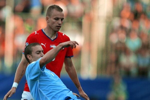 Michal Kadlec (v červeném) má stále problém s kotníkem. 