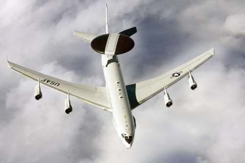 Letoun E-3 Sentry (AWACS) se vrací na základnu Manta. Letoun E-3 Sentry (AWACS) se vrací na základnu Manta.