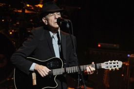 Leonard Cohen na koncertě 19. &uacute;nora v New Yorku.