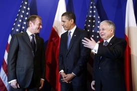 Premi&eacute;r Tusk (vlevo) je podle bratrů Kaczyńsk&yacute;ch vin&iacute;kem.
