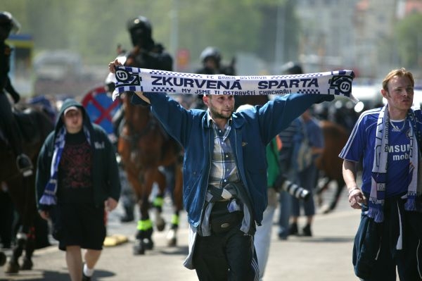 Fanoušci Baníku při cestě Prahou Fanoušci Baníku při cestě Prahou