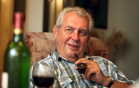 Miloš Zeman se nevzdává své dýmky ani možnosti dát rady politikům.
