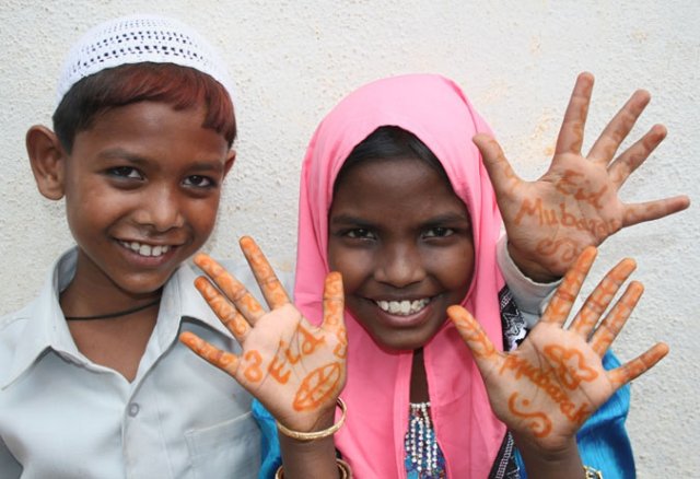 Muslimské děti v Indii si na konec ramadánu ozdobily ruce henou. Muslimské děti v Indii si na konec ramadánu ozdobily ruce henou.