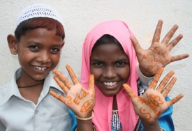 Muslimsk&eacute; děti v Indii si na konec ramad&aacute;nu ozdobily ruce henou.