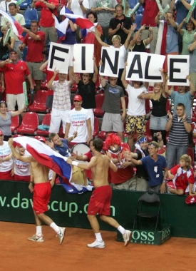 Če&scaron;t&iacute; tenist&eacute; slav&iacute; postup do fin&aacute;le Davisova poh&aacute;ru.