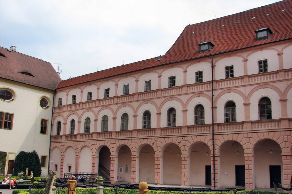 Arkádové nádvoří jezuitské koleje. Arkádové nádvoří jezuitské koleje.