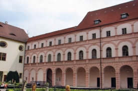 Ark&aacute;dov&eacute; n&aacute;dvoř&iacute; jezuitsk&eacute; koleje.