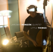 Na albu Little Things se pod&iacute;l&iacute; např. i David Dorůžka.
