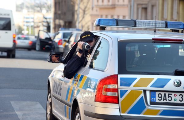 Policista dal služební záběry na YouTube.