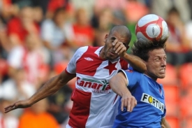 Souboj Slavie s Ostravou nab&iacute;dl spoustu tvrd&yacute;ch sstřetů.