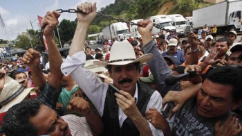 Zelayova nedávná krátká šou na nikaragujsko-honduraské hranici.