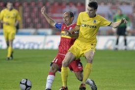 Brněnsk&yacute; Tom&aacute;&scaron; Pol&aacute;ch v souboji s Ondřejem Ku&scaron;n&iacute;rem ze Sparty.