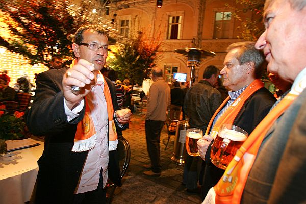 Jaroslav Foldyna mezi svými v Lidovém domě. Oslavy vyhraných voleb.