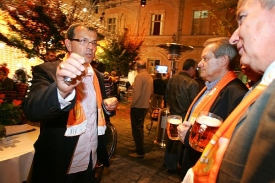 Jaroslav Foldyna mezi svými v Lidovém domě. Oslavy vyhraných voleb.