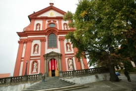 Za papežem se do Česka vydaj&iacute; tis&iacute;ce poutn&iacute;ků ze světa.