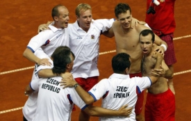 Radost česk&yacute;ch tenistů po postupu do fin&aacute;le Davis Cupu.