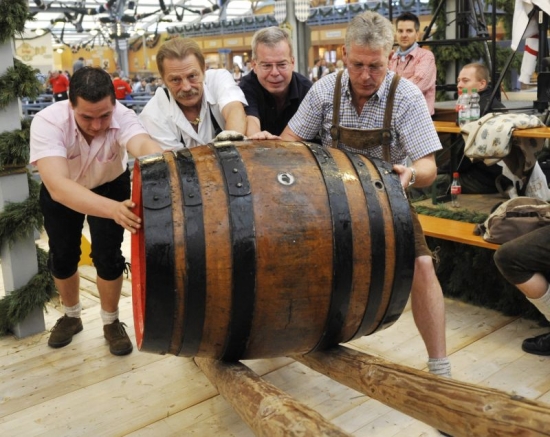 Na Oktoberfestu se každého zmocní festivalová atmosféra. Na Oktoberfestu se každého zmocní festivalová atmosféra.