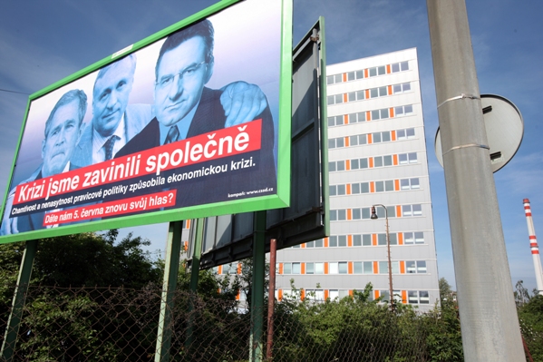 Politici v Česku se snaží svést vinu za krizi na své &quot;protivníky&quot;.