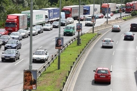 Na Jižn&iacute; spojce se tvoř&iacute; dlouh&eacute; kolony.