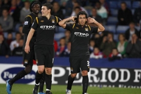 Hvězdy City. T&eacute;vez (vpravo), Barry a Adebayor (vzadu).