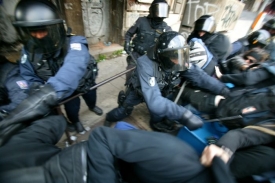 Policejní zásah u obsazeného domu.
