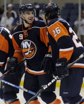 John Tavares oslavuje gól spoluhráče Moulsona v utkání s New Jersey.