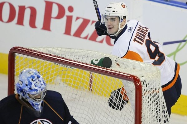 John Tavares při svém debutu proti Edmontonu.