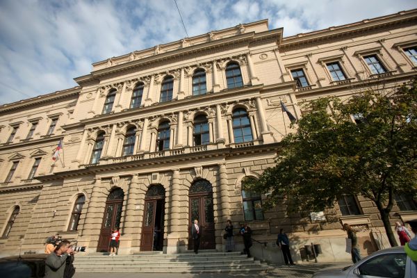 Snížení platů ústavních činitelů by mohl posuzovat Ústavní soud.