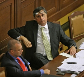 Premi&eacute;r Fischer naslouch&aacute; handrkov&aacute;n&iacute; poslnaců o rozpočtu.